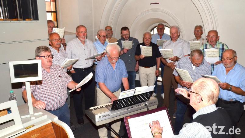Herwig Maier dirigiert die &quot;Waldthurner Sänger&quot; bei ihrem Gastkonzert in der Waidhauser Emmeramskirche. Bild: fjo