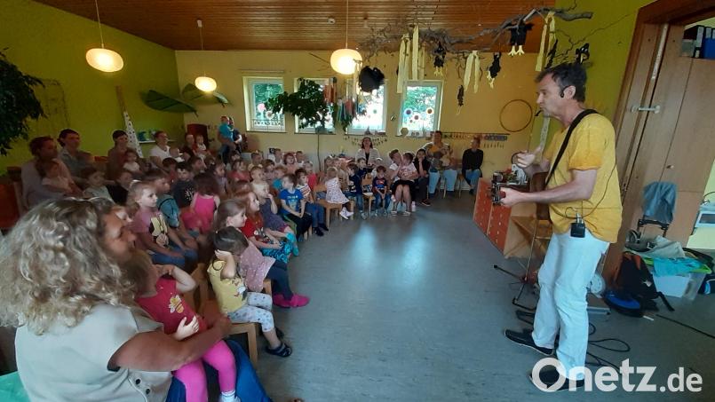 Viel zu schnell ist das tolle Konzert von Liedermacher Rainer Wenzel vorbei Bild: bk