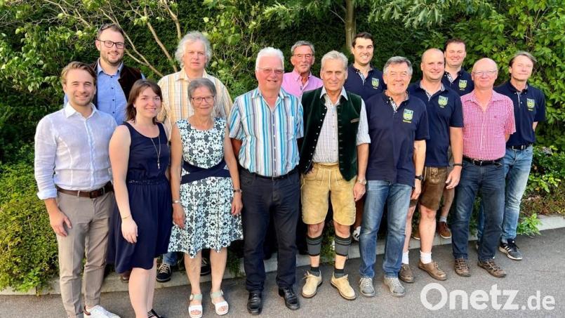 Bei bester Gesundheit den 75. gefeiert: Robert Kohl (vorne, Vierter von links, mit Ehefrau Marga) und den Gratulanten der Gemeinde, CSU und Fraktion, JU, Frauen-Union, Bienenzuchtverein, TSG-Fußballabteilung mit Förderverein und Altherren Bild: Hirmer/exb