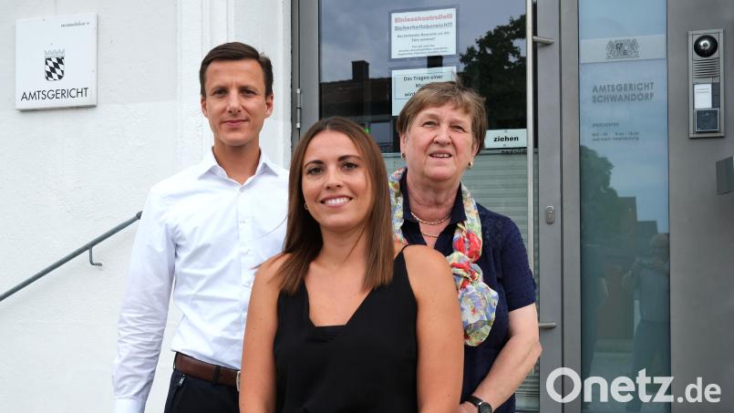 Direktorin Petra Froschauer (rechts) und Richterrat Holger Vogl (links) hießen mit Vanessa Hofmann (Mitte) die neue Kollegin für das Familiengericht willkommen. Bild: Hirsch