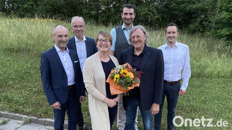 Dr. Dieter Dodenhöft (Zweiter von rechts) überreichte der neuen Führung des Lions-Clubs Blumen. Die neue Clubspitze bilden (von links) Jürgen Schleicher, Werner Dürgner, Dr. Katja Rödiger, Andreas Beer und Dr. Lars Romfeld. Bild: ero