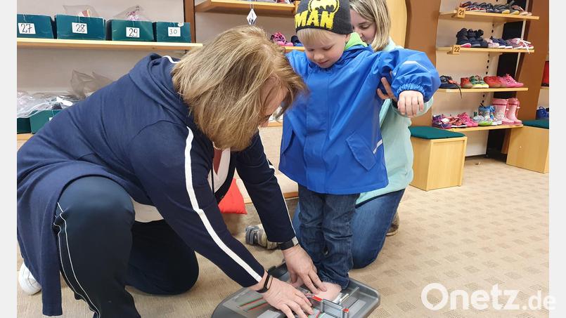 Schuhe sollten bei Kindern perfekt passen. Das hat sich Christine Mörtl-Wurdack in den vergangenen Jahrzehnten in ihrem Schuhhaus zur Aufgabe gemacht. Dazu misst sie die Füße von Adrian Schaumberger aus, der mit seiner Mutter Heidi im Schuhhaus Mörtl zum letzten Mal einkauft. Bild: kaz