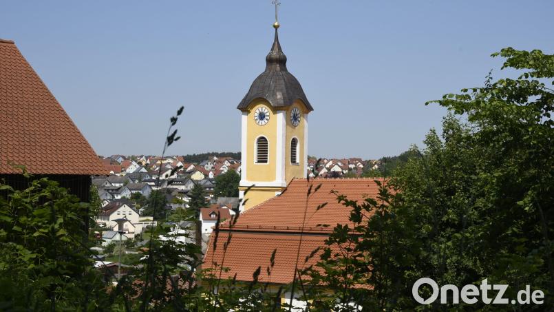 Die barocke Schlosskirche St. Johannes in Ebermannsdorf: Um deren Sanierung hat sich der frühere Bürgermeister Josef Gilch laut Dieter Dörner sehr verdient gemacht. Umso weniger versteht der Kreisheimatpfleger, dass der Gemeinderat mehrheitlich Gilchs Berufung zum Ortsheimatpfleger abgelehnt hat. Archivbild: Petra Hartl