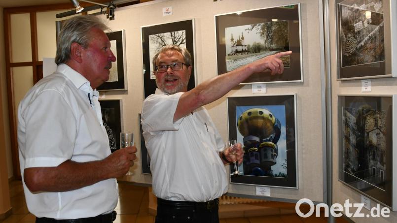 Stadtrat Hans Forster (links) und Fotogruppen-Chef Herbert Hanauer in der Diskussion um ein Bild. Bild: hcz