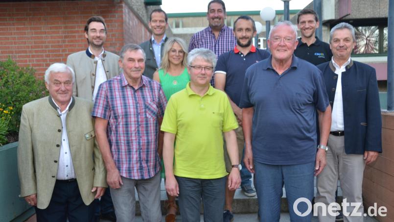 Altbürgermeister Josef Zilbauer (Dritter von rechts), Günther Schmidt (links) sowie Johann Tretter (Dritter von links) gehören seit einem halben Jahrhundert zur CSU in Vohenstrauß. Bild: dob