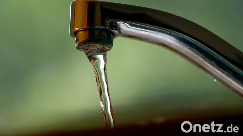 Leitungswasser fließt aus einem Wasserhahn. Symbolbild: Karl-Josef Hildenbrand/dpa