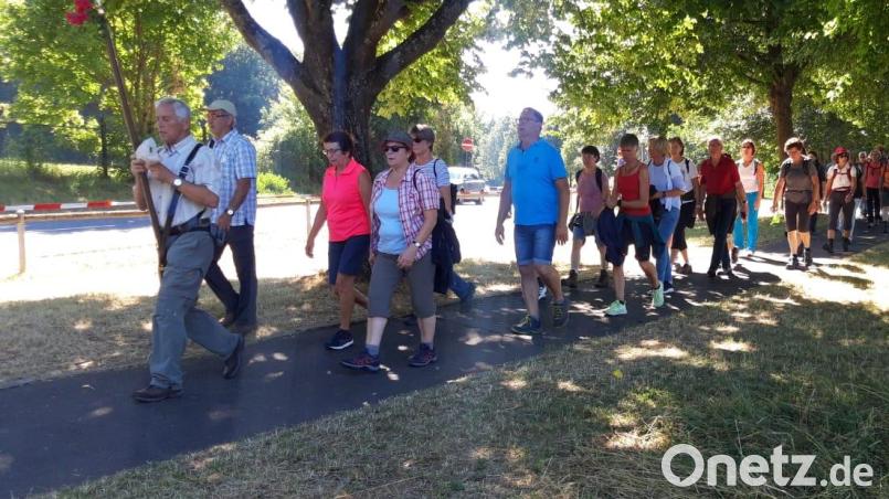 Von Schwarzenfeld aus machten sich die Teilnehmer auf den 22 Kilometer langen Weg nach Amberg. Bild: Hans Lobinger/exb