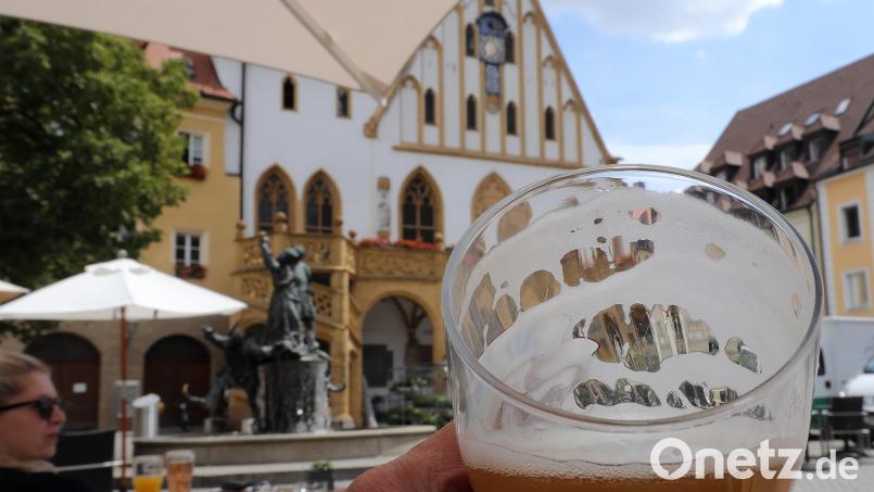 Bayerisches Bier als Weltkultur. Hier in Amberg am Rathaus gilt das schon heute. Bild: Wolfgang Steinbacher