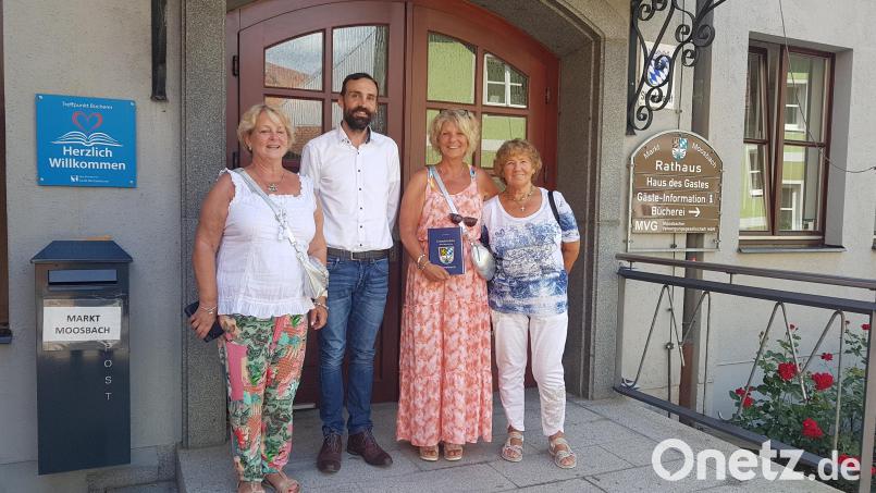 Ursula Edenhofner aus Wuppertal wird zum 25. Aufenthalt mit einer Chronik des Marktes Moosbach von Bürgermeister Armin Bulenda geehrt. Begleitet wird sie von ihren Verwandten. Bild: gi
