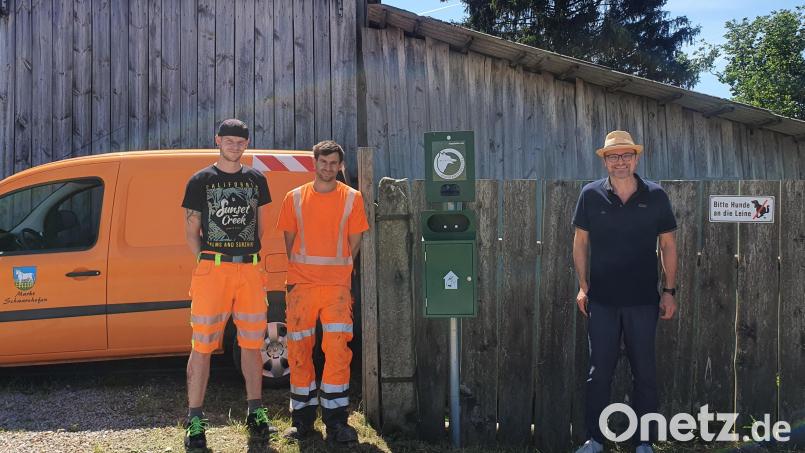 Bürgermeister Maximilian Beer appelliert bei der Aufstellung der Stationen durch den Bauhof, dass die „Hundetoiletten“ genutzt werden und so die Probleme mit Hundekot endlich in den Griff zu bekommen sind. Bild: Jasmin Brunner/exb