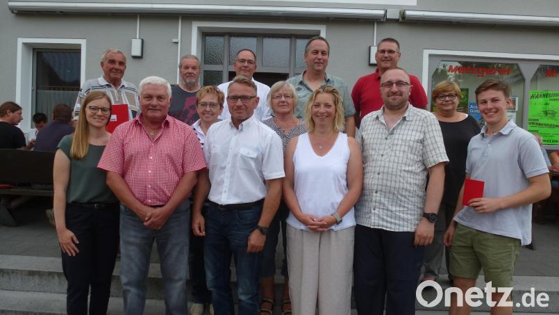 Sie halten das SPD-Fähnlein weiterhin hoch: Vorne, von links das Führungsteam, dahinter Beisitzer und Fraktion. Ludwig Büttner (hinten, links ) wurde für 50-jährige Treue geehrt. Ihnen gratuliert Kreischefin Nicole Bäumler (vorne, links) Bild: bk