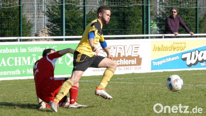 Anthony Hofweller (gelbes Trikot) kehrt vom FC Vorwärts Röslau zum FC Tirschenreuth zurück Archivbild: Gebert