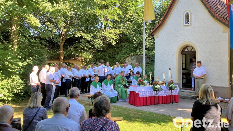 Bei bestem Sommerwetter feierten die Kuchenreuther und ihre Gäste das Kapellenfest. Bild: stg