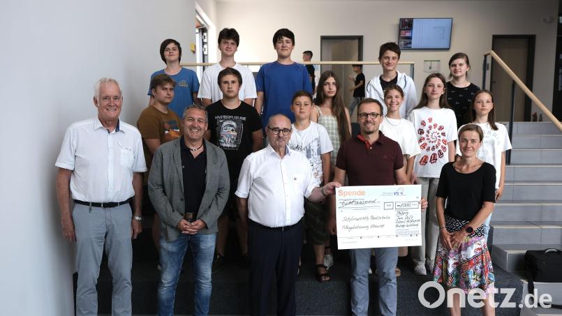 Vertreter der zwei örtlichen Lions-Clubs übergaben einen Scheck in Höhe von 2000 Euro an die Schönwerth-Realschule in Amberg. Bild: usc