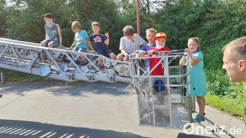 Auch heuer darf es für die Kinder beim Ferienprogramm des Stadtjugendrings wieder hoch hinausgehen: Die Feuerwehr Weiden bietet ihren &quot;Ausflug&quot; in luftige Höhe mit der Drehleiter an. Archivbild: Stadtjugendring Weiden/exb