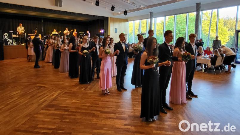 Gemeinsam ziehen die Tanzschüler festlich in die Stadthalle ein. Bild: Manuela Fuhrmann/exb