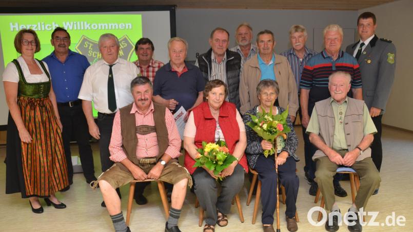 Schützenmeisterin Renate Kellner (links) zeichnet beim Kommersabend Gründungsmitglieder aus. Sie waren maßgeblich dabei, als der Verein vor 50 Jahren aus der Taufe gehoben wurde. Hans Eckl (vorne, rechts) ist beim Kommersabend das älteste anwesende Gründungsmitglied. Bild: dob