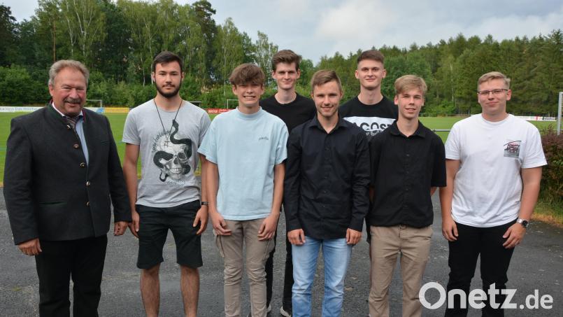 Neu gegründet wurde der Burschenverein Pleußen. Im Bild der Gründungsvorstand mit (von rechts) Manuel Weber, Nils Bayer, Christoph Schuller, Vorsitzendem Johannes Rögner, Emil Wölfl, Raul Franke und Lukas Friedl sowie Zweitem Bürgermeister Johann Brandl. Bild: jr