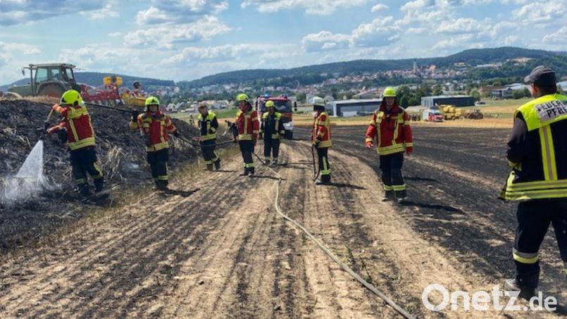 Eine etwa zwei Hektar große Fläche brannte am Ortrand von Nabburg. Nach einer halben Stunde war das Feuer unter Kontrolle. Bild: cv