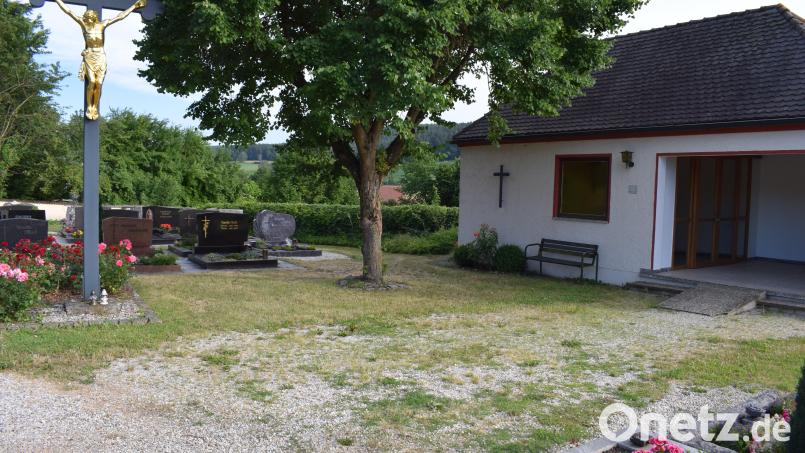 Der Vorplatz vor dem Leichenhaus in Altendorf wird befestigt und aufgewertet. Mit den Arbeiten dafür wird im Frühjahr nächsten Jahres begonnen. Bild: bnr