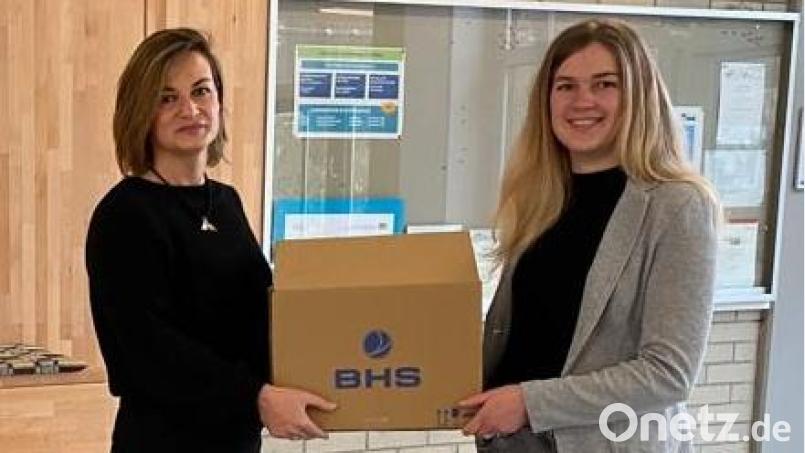 Sidonia Beldean und Kristina Stauber, Mitarbeiterinnen Corporate Communications, BHS Corrugated (von links) mit einer Bücherkiste für die Schulen. Bild: BHS Corrugated/exb