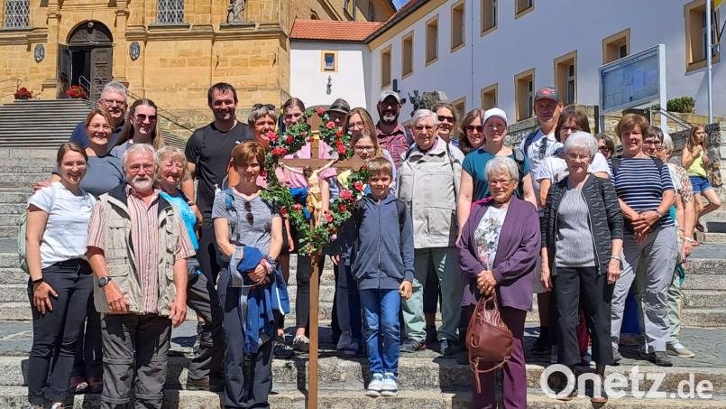 Nach dem Gottesdienst versammeln sich die Pilger, vor der Kirche, um vor der Heimreise noch gemeinsam eine kleine Stärkung auf dem Bergfest einzunehmen. Bild: wlr