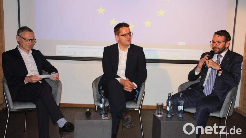 Bürgermeister Bernd Sommer (links) fungierte als Moderator. Gesprächspartner waren Chodovs Bürgermeister Patrik Pizinger (rechts) und Europa-Parlamentarier Christan Doleschal. Bild: kro
