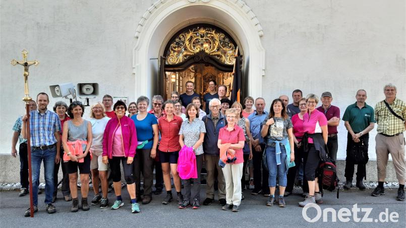 Das Ziel erreicht: 30 Kilometer legten die Pilger der Oberviechtacher Kolpingfamilie zurück, bis sie am Fahrenberg ankamen. Bild: lg