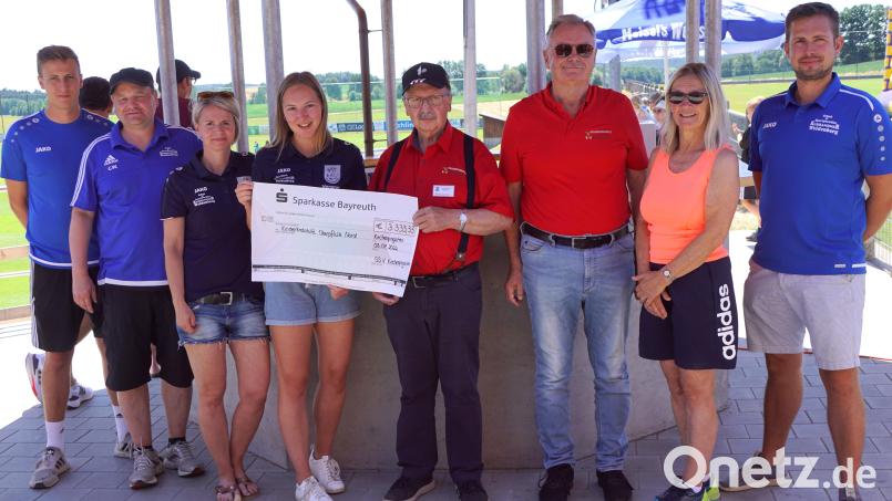 Mit 3333,33 Euro wurde die Kinderkrebshilfe in der Region Oberpfalz Nord unterstützt: (von links): Lukas Langsteiner, Zweiter SSV-Vorsitzender Christian Walberer, Kathrin Mayer, Verena Rieger, Zweiter Kinderkrebshilfe-Vorsitzender Andreas Steinl, Hartmut Ordnung, Stellvertretende Bürgermeisterin Claudia Meyer und Johannes Pscherer. Bild: bkr