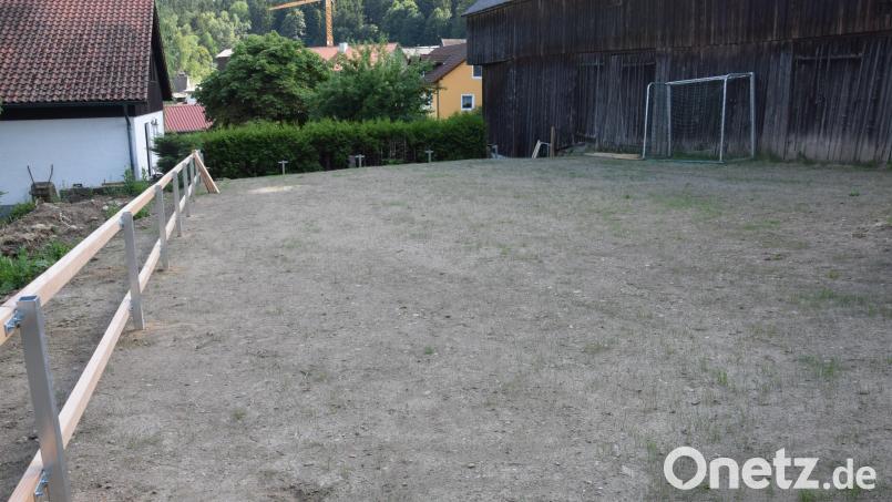Mit viel Eigeninitiative gehen die Dorfbewohner an die Spielplatzneugestaltung heran. In Eigenleistung wird der Platz hergerichtet und mit der Einzäunung begonnen, die Spielgeräte sind bereits bestellt. Bild: fla