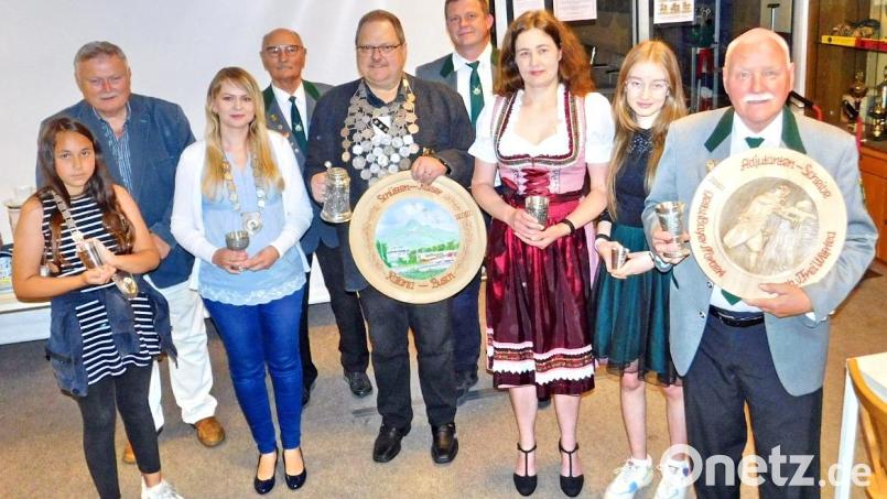 Der neuen Königsriege der „Zur Linde“-Schützen 2022 mit Winfried Frei, Laura Rieß, Sabine Rieß, Roland Busch, Karina Reindl, Leonie Vicente (vorne von rechts ) gratulierten Vorsitzender Christian Walter, Ehrenvorsitzender Fritz Schindler und Altbürgermeister Manfred Porsch (hinten von rechts). Bild: hai