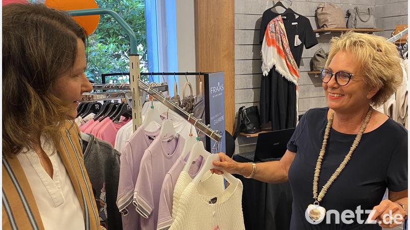 Das Modegeschäft Ingeborg Fladerer in Flossenbürg feiert das 25-jährige Bestehen. Höhepunkt war eine kleine Modenschau. Bild: Reichl/exb