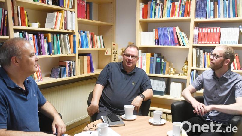 Der neue Landesstellenplan und seine Folgen für die Struktur des Dekanats und damit auch für die Menschen in den Kirchengemeinden sind derzeit häufiges Thema bei den Dienstbesprechungen des Weidener Dekans Thomas Guba (von links) mit seinen Stellvertretern Thomas Berthold und Manuel Sauer. Bild: Gabi Schönberger