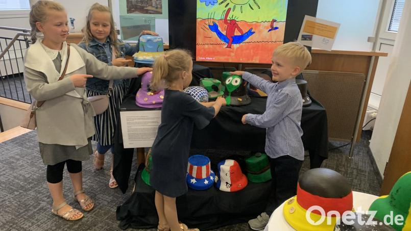 Noch bis zum 1. August sind Ausstellungen der Grund- und Mittelschule Windischeschenbach in der Raiffeisenbank zu sehen. Bild: Annette Spreitzer/exb