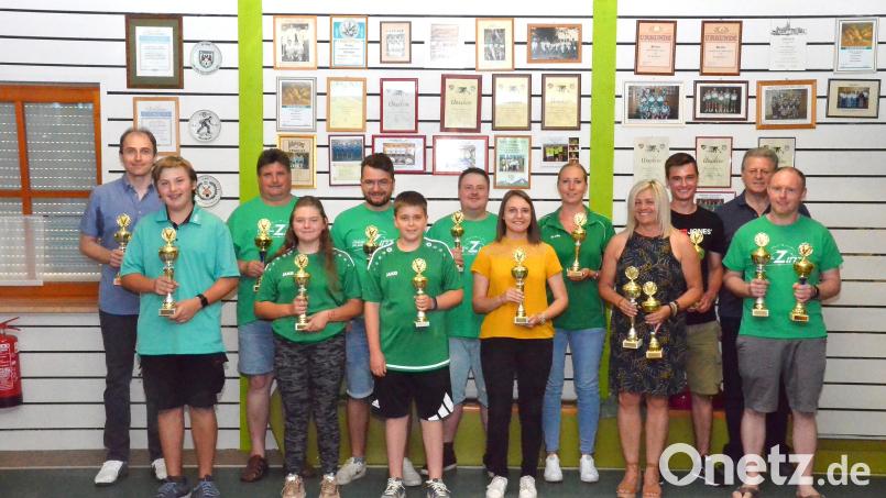 Jede Menge Pokale kann Thomas Wild (links) an die besten Teilnehmer überreichen – und zuletzt bleibt auch noch einer für ihn selbst übrig. Bild: fjo