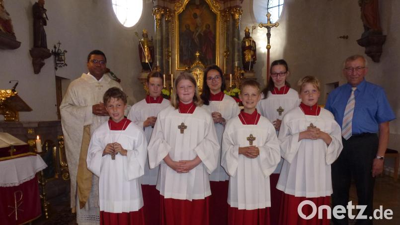 Paul Häupl, Anna Janker, Marlon Walter und Toni Trautner (vorne von links) gehören in Wildenau neu zum Kreis der Messdiener. Mit im Bild: Pater Antony, die Ministranten Sophia Förster, Leonie Wittmann, Lilian Förster sowie Mesner Josef Albrecht (hintern von links). Bild: Josef Albrecht/exb