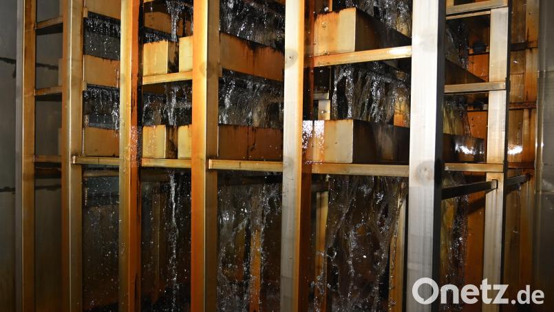 Im Wasserwerk in Engelsdorf läuft das Wasser über sogenannte Kaskaden, die es von natürlicher aggressiver Kohlensäure reinigen. Im Katastrophenfall würden sich die Stadtwerke Amberg zunächst einmal sehr stark auf die Aufrechterhaltung der Wasserversorgung konzentrieren. Bild: gf