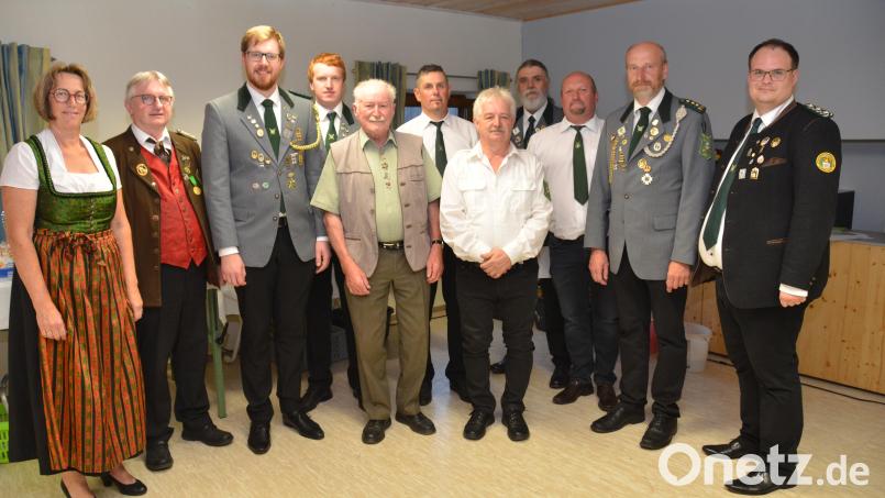 Einige Schützen erhalten vom stellvertretenden Bezirksvorsitzenden Dieter Beer (Zweiter von links) und Gauschützenmeister Stefan Brandmiller Protektorabzeichen überreicht – darunter auch Schützenmeisterin Renate Kellner, die völlig überrascht ist. Bild: dob