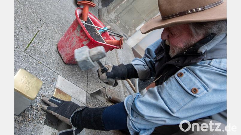 Der Künstler Gunter Demnig verlegt in ganz Deutschland und Europa Stolpersteine. Symbolbild: Stefan Puchner/ dpa