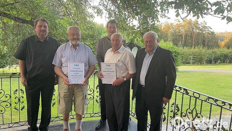 Reinhard Schwarz (links), Bürgermeister Martin Schwandner (Mitte) und Kreisrat Joahnn Wilhelm (rechts) gratulierten den neuen Ehrenmitgliedern Hubert Pröls (Zweiter von links) und Hubert Kiener (Zweiter von rechts). Bild: Georg Blöth/exb