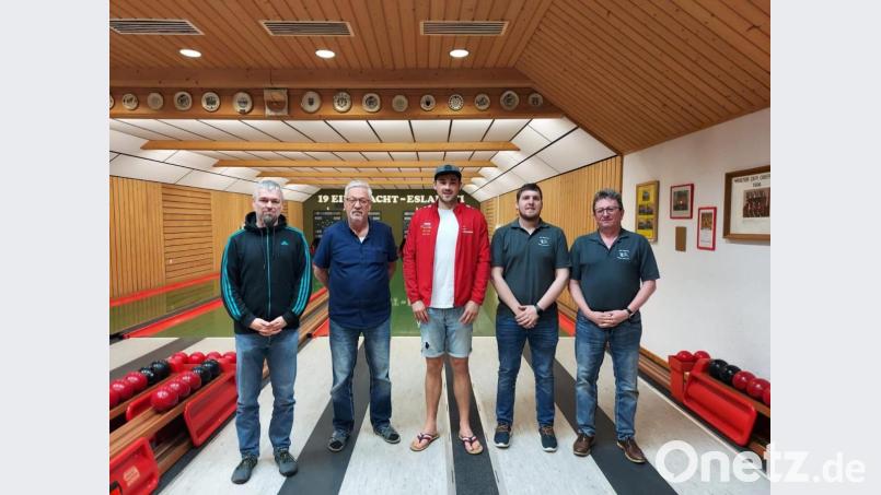 Die neue Vorstandschaft (von links) mit Kassier Timo Wessel, Schriftführer Johann Stahl, Stellvertreter Sandro Schmucker, Vorsitzendem Erhard Reil und Sport- und Jugendwart Thomas Hacker, der gleichzeitig für 15 Jahre geehrt wurde. Bild: gz