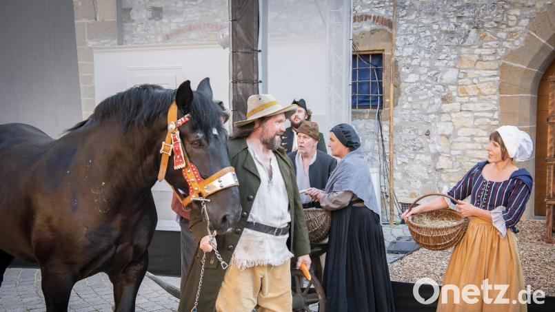 Das Gesinde im Burghof bemerkt, dass Räuberhauptmann Franz Troglauer ein stattliches Ross gestohlen hat und sich mit seiner Räuberbande aus dem Staub machen will. Bild: Michael Lang/ML-Weblive/exb