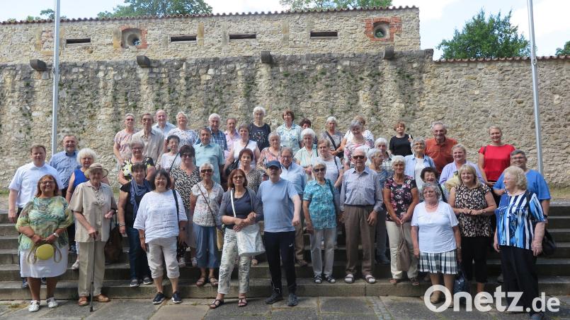 Nach der Führung in der Kirche St. Georg versammelten sich die Ausflügler zu einem Gruppenbild. Links die beiden Geistlichen Thomas Kraus und Markus Brunner. Bild: jzk