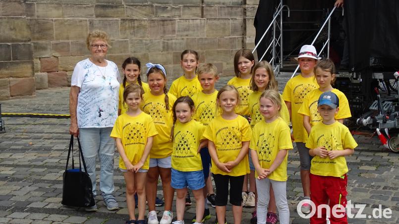 Der Bambini-Kinderchor Wiesau mit Chorleiterin Christa Holm gruppierte sich nach dem Auftritt zu einem Erinnerungsbild. Bild: Thilo Fürnrohr/exb
