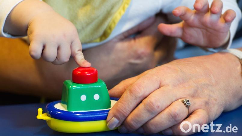 Babysitterdienste sind zwar keine Garantie, dass es nicht zum Missbrauch von Kindern kommt – sie können aber viel Sicherheit bieten, kommentiert Wiebke Elges. Bild: Holger Hollemann