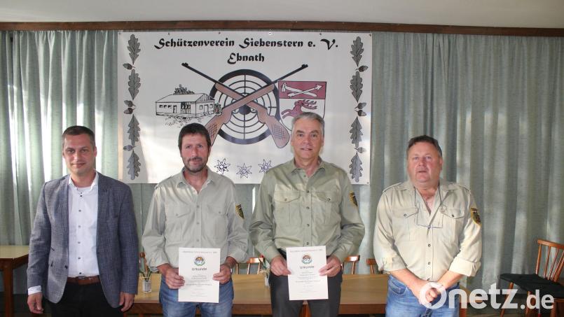 Bürgermeister Wolfgang Söllner (links) und Vorsitzender Gerhard Plannerer (rechts) ehrten Richard Philbert (Zweiter von links) für 40 Jahre und Hubert Putzer für 50 Jahre Vereinszugehörigkeit. Bild: soj
