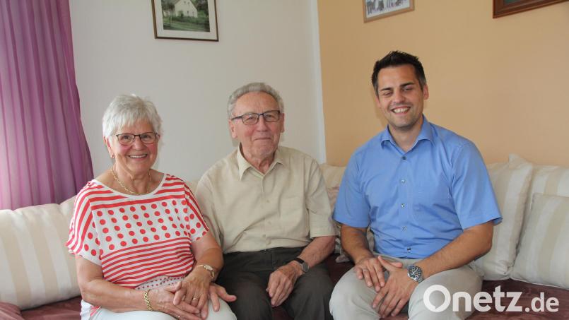 Gotthard Klier ist an seinem 85. Geburtstag glücklich mit seiner Gattin Rita, da konnte auch Bürgermeister Rudolf Teplitzky, zusammen mit vielen weiteren Gratulanten nur herzlich gratulieren. Bild: frd
