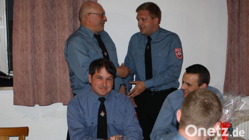 Der bisherige Burkhardsreuther Feuerwehrvorsitzende Robert Schwemmer (stehend links hinter Kommandant Stefan Groß) gratulierte seinem Sohn Johannes (stehend rechts hinter Adjutant Sebastian Bayer) zur Wahl ins höchste Vereinsamt. Bild: bjp
