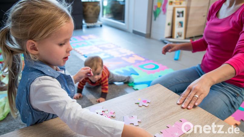 So finden Eltern einen guten Babysitter Symbolbild: Christin Klose/dpa