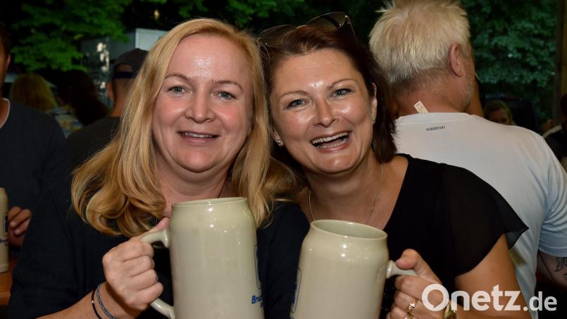 Susanne Arnz (links) und Michaela Petras waren schon zu Schulzeiten beste Freundinnen. Dann verloren sie sich aus den Augen. Doch das Amberger Bergfest hat sie wieder zusammengebracht. Bild: Stephan Huber